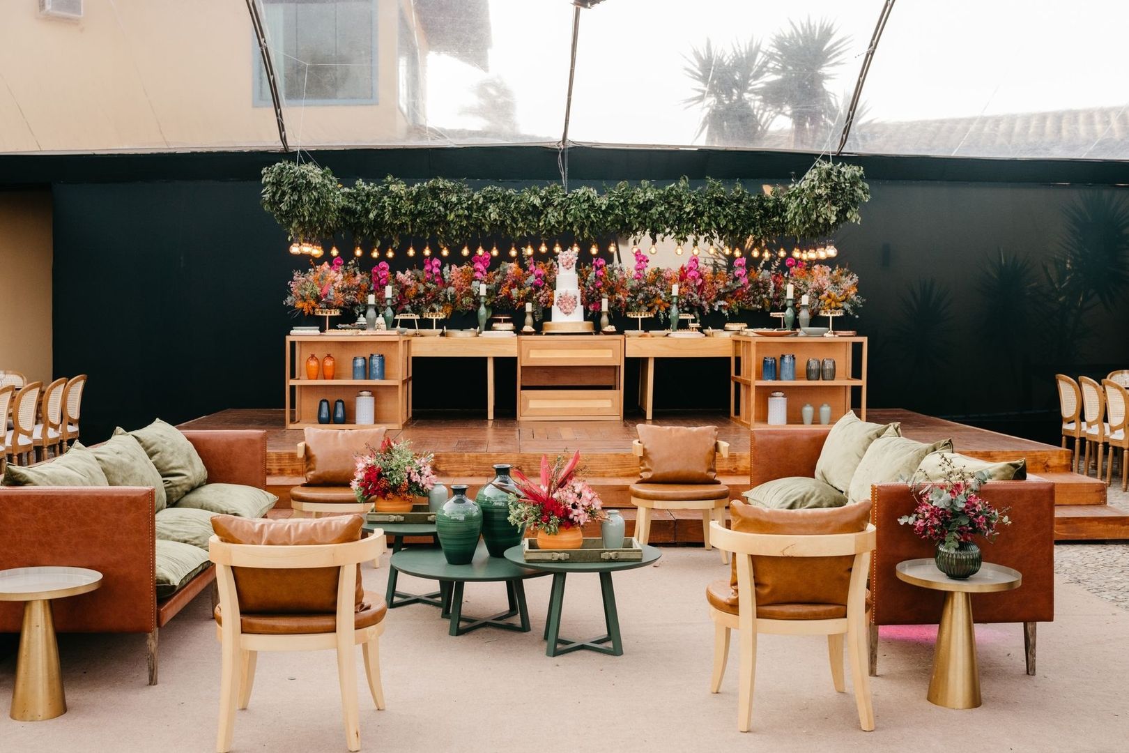 Mysig lounge med soffor, blommor och samtalsvänliga sittgrupper